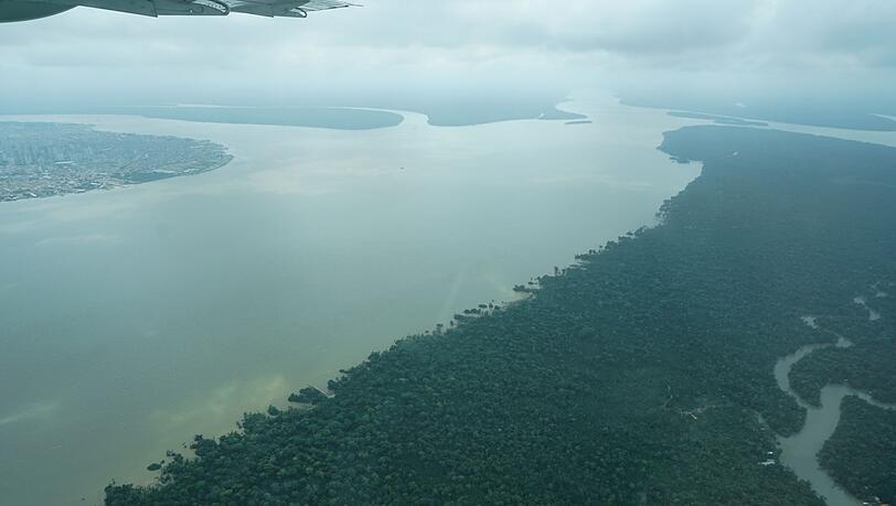 Durch den an die Millionenstadt Belém grenzenden Wald fließt der Fluss Guama. Durch den an die Millionenstadt Belém grenzenden Wald fließt der Fluss Guama.