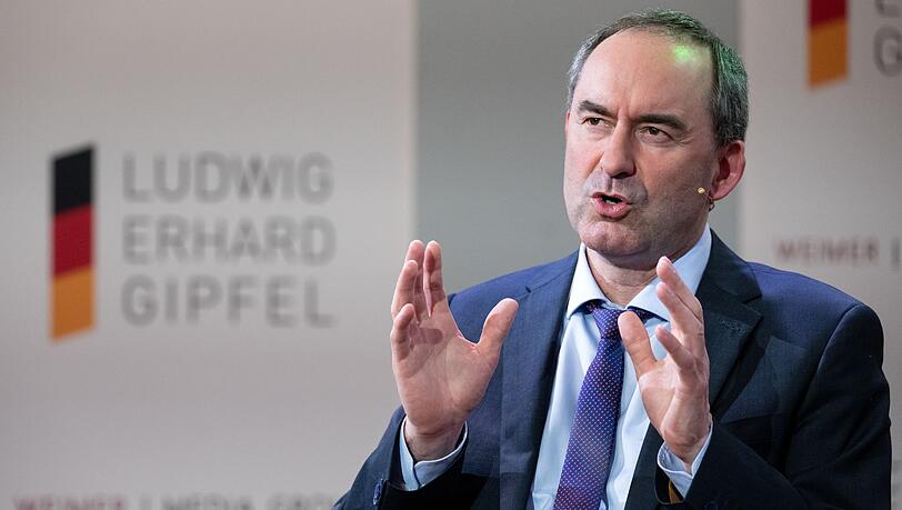 In fr&uuml;heren Jahren kam Bayerns Wirtschaftsminister Hubert Aiwanger gerne und regelm&auml;&szlig;ig zum Erhard-Gipfel an den Tegernsee - in diesem Jahr hat er sich noch nicht final entschieden. (Archivbild)