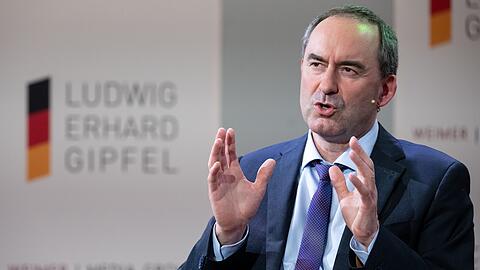 In fr&uuml;heren Jahren kam Bayerns Wirtschaftsminister Hubert Aiwanger gerne und regelm&auml;&szlig;ig zum Erhard-Gipfel an den Tegernsee - in diesem Jahr hat er sich noch nicht final entschieden. (Archivbild)