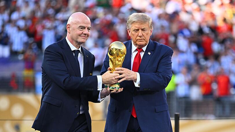 Donald Trump (r) und Gianni Infantino bringen den WM-Pokal. Donald Trump (r) und Gianni Infantino bringen den WM-Pokal.