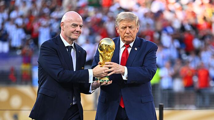 Donald Trump (r) und Gianni Infantino bringen den WM-Pokal. Donald Trump (r) und Gianni Infantino bringen den WM-Pokal.