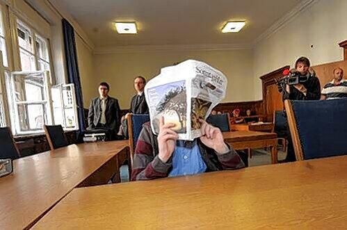 Im Gerichtssaal verbarg Stefan E. (25) sein Gesicht hinter einer Zeitung.
