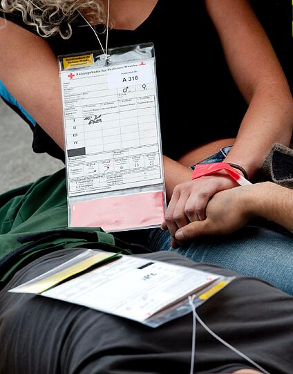 Polizei, Feuerwehr und Technisches Hilfswerk (THW)proben in Ausgbsurg den Ernstfall: Bei einer nachgestellten Massenpanik infolge gezündeter Feuerwerkskörper probten mehr als 900 Beteiligte am Samstag, wie 120 teils schwer verletzte Fußballfans in der Impuls-Arena versorgt oder in Krankenhäuser gebracht werden können.