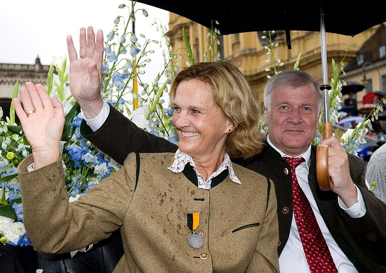 Ebenfalls mit Schirm: Der bayerische Ministerpräsident Horst Seehofer mit seiner Frau.