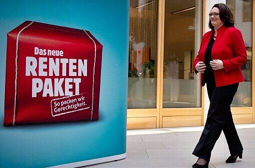 Das Renten-Paket ist da - Arbeitsministerin Andrea Nahles will es am 1. Juli 2014 auspacken