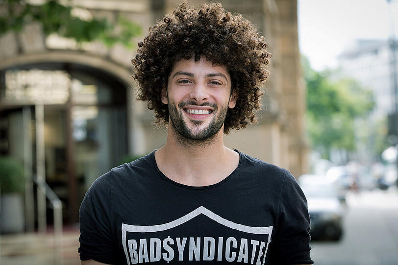 Mahmud, der bei Lippert&rsquo;s Friseure arbeitet, erzählt, dass sein früh verstorbener Vater ihn bis heute zu beruflicher Höchstleistung motiviert.