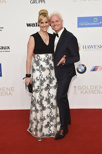 Flop: Mit Blumenranken auf dem Kleid hat sich Kerstin Ricker, die Ehefrau von Guido Cantz, keinen Gefallen getan