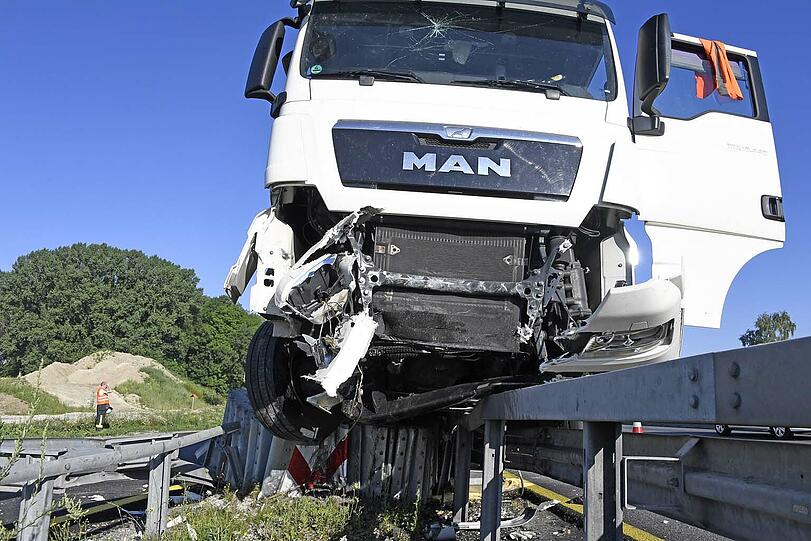 Am Dienstagmorgen ist ein Lkw-Fahrer bei der Ausfahrt Aschheim gegen eine Leitplanke gefahren - er verstarb später im Krankenhaus.