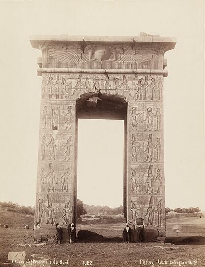 Gabriel Lekegian: Tempelanlagen in Karnak, Nordtor, Ägypten, 1880, Albuminpapier