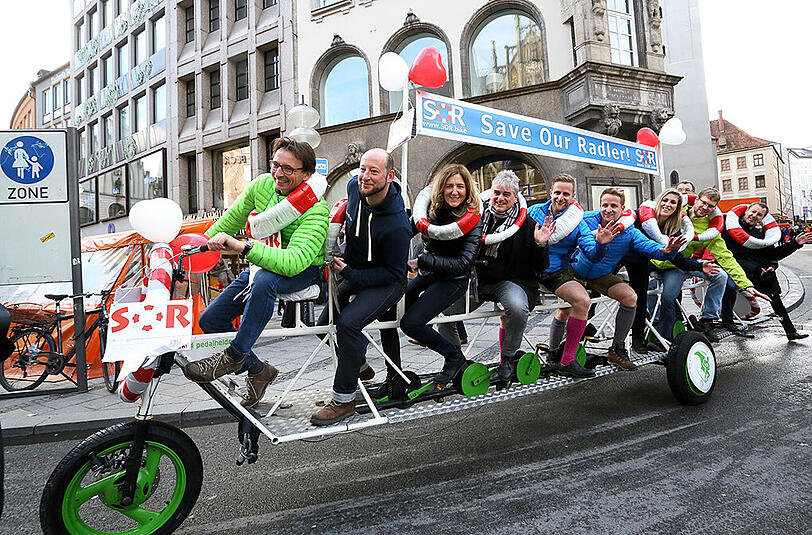 Zu zehnt am Radl gegen die Sperrung (v. l.): Dominic Staat von den Pedalhelden, Andreas Groh vom ADFC, Grünen-Politikerin Sabine Nallinger, Grünen-Stadtrat Paul Bickelbacher, die Zwillinge Maximilian und Alexander Zwez vom "Lederhosen-Express", Andrea Wallerus und Dominik Lypp vom Bund Naturschutz, Lastenradler Thomas Schmidt und Wolfgang Heidenreich von der "NaturKulturWerkstatt Urbanes Wohnen".