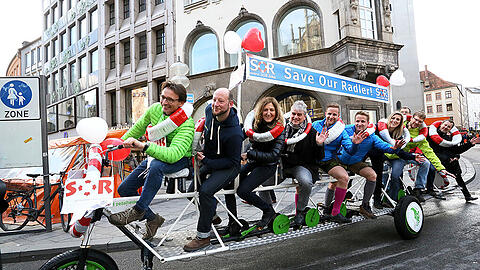 Zu zehnt am Radl gegen die Sperrung (v. l.): Dominic Staat von den Pedalhelden, Andreas Groh vom ADFC, Grünen-Politikerin Sabine Nallinger, Grünen-Stadtrat Paul Bickelbacher, die Zwillinge Maximilian und Alexander Zwez vom "Lederhosen-Express", Andrea Wallerus und Dominik Lypp vom Bund Naturschutz, Lastenradler Thomas Schmidt und Wolfgang Heidenreich von der "NaturKulturWerkstatt Urbanes Wohnen".