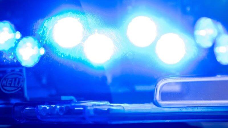 Ein Blaulicht leuchtet an einer Polizeistreife. Foto: Lino Mirgeler/dpa/Archivbild