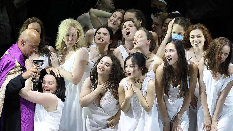 "Die Teufel von Loudun" im Nationaltheater.