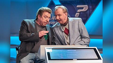 "Schnitzel geht immer": Günther (Armin Rohde, l.) und Wolfgang (Ludger Pistor) haben es in eine Quizshow geschafft.