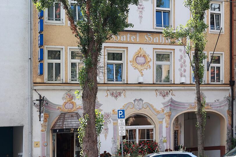 Kennt wohl jeder: Lüftlmalerei an der Landsberger am Hotel Hahn.