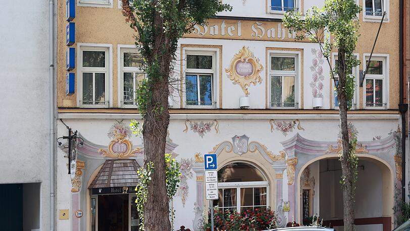 Kennt wohl jeder: Lüftlmalerei an der Landsberger am Hotel Hahn. Kennt wohl jeder: Lüftlmalerei an der Landsberger am Hotel Hahn.