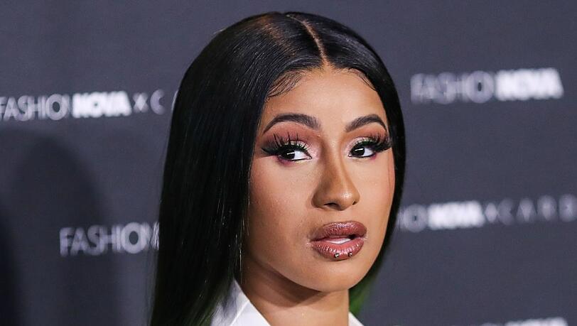 Cardi B l&auml;sst tief blicken.