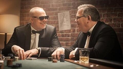 Stefan Raab und Elton begrüßen drei Stars zu "Raabs Pokernacht mit GGPoker.de".