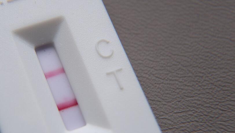 Weil er nicht gemachte Corona-Tests im Umfang von etwa 220.000 Euro abgerechnet hat, ist ein Angeklagter in Augsburg zu einer Bewährungsstrafe verurteilt worden. (Symbolbild) Weil er nicht gemachte Corona-Tests im Umfang von etwa 220.000 Euro abgerechnet hat, ist ein Angeklagter in Augsburg zu einer Bewährungsstrafe verurteilt worden. (Symbolbild)