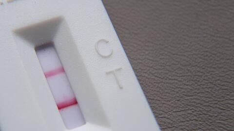 Weil er nicht gemachte Corona-Tests im Umfang von etwa 220.000 Euro abgerechnet hat, ist ein Angeklagter in Augsburg zu einer Bew&auml;hrungsstrafe verurteilt worden. (Symbolbild)