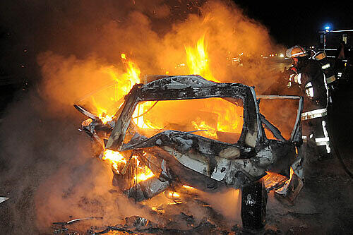 Der Kleinwagen ging völlig in Flammen auf: Der mutmaßliche Unfallverursacher muss sich nun vor Gericht verantworten