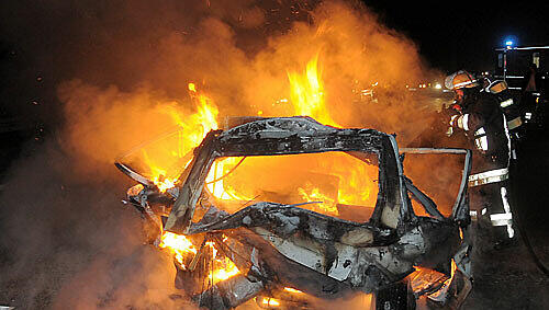 Der Kleinwagen ging völlig in Flammen auf: Der mutmaßliche Unfallverursacher muss sich nun vor Gericht verantworten Der Kleinwagen ging völlig in Flammen auf: Der mutmaßliche Unfallverursacher muss sich nun vor Gericht verantworten