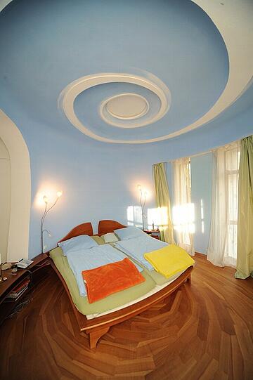 Schlummern unter Spiralen: Das Schlafzimmer des Hausherrn.