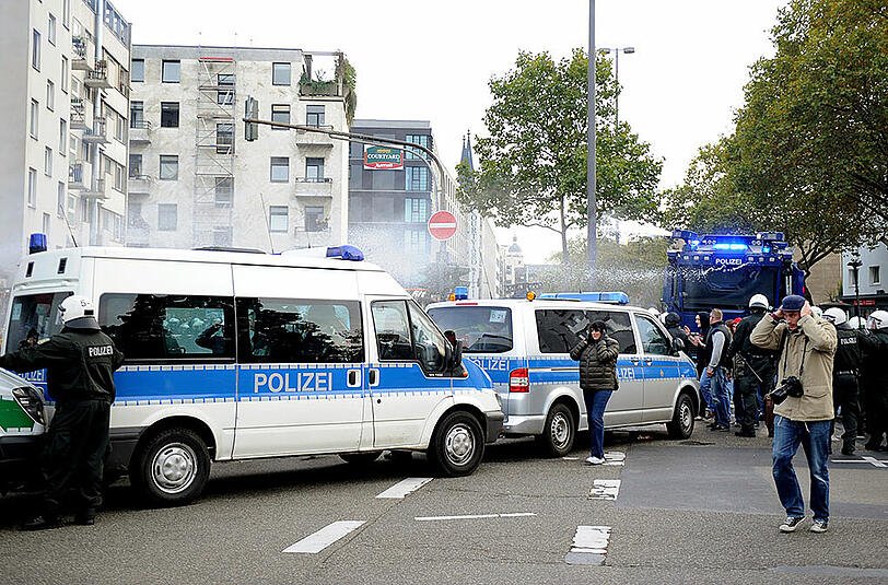 Polizeieinsatz gegen Hooligans in Köln - die Bilder.