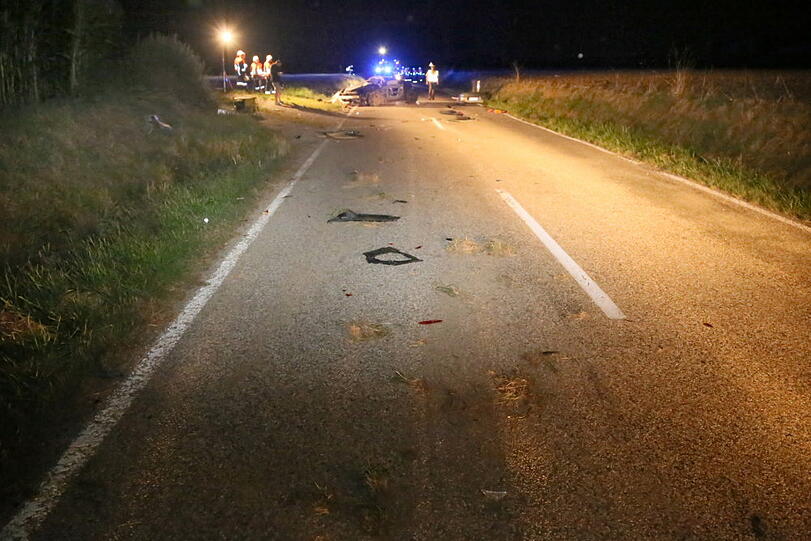 Die Fahrt eines Nissan-Fahrers endete in einer Tragödie. Der Mann wurde beim Unfall aus dem Auto geschleudert.