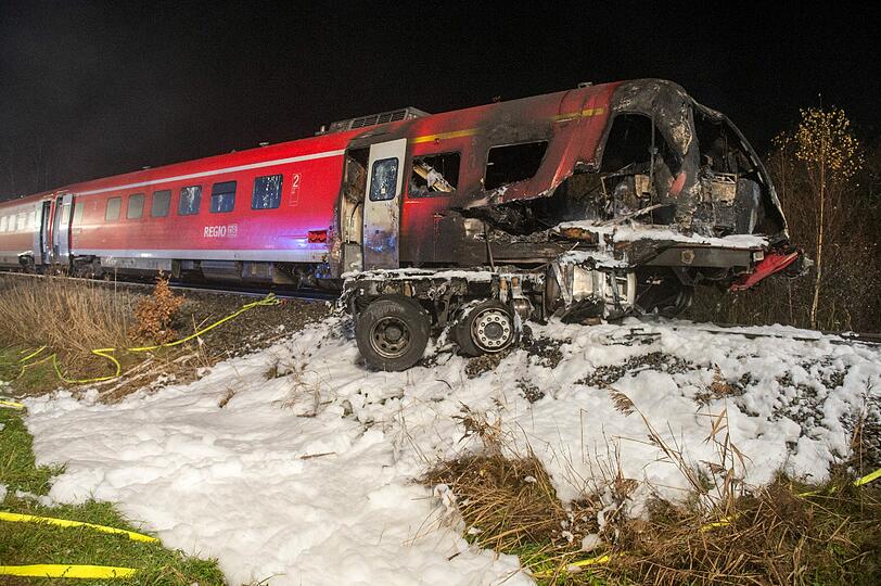 Schlimmer Zugunfall in der Oberpfalz: Durch die extreme Hitzeentwichklung konnte sich die Feuerwehr nicht sofort dem Zug nähern.