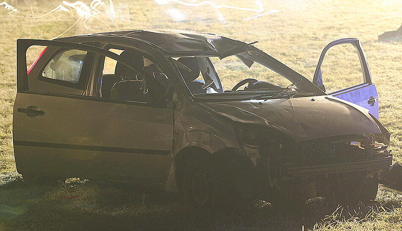 Unfall auf spiegelglatter Straße: Eine 20-Jährige überschlägt sich mit ihrem Fiesta mehrfach.