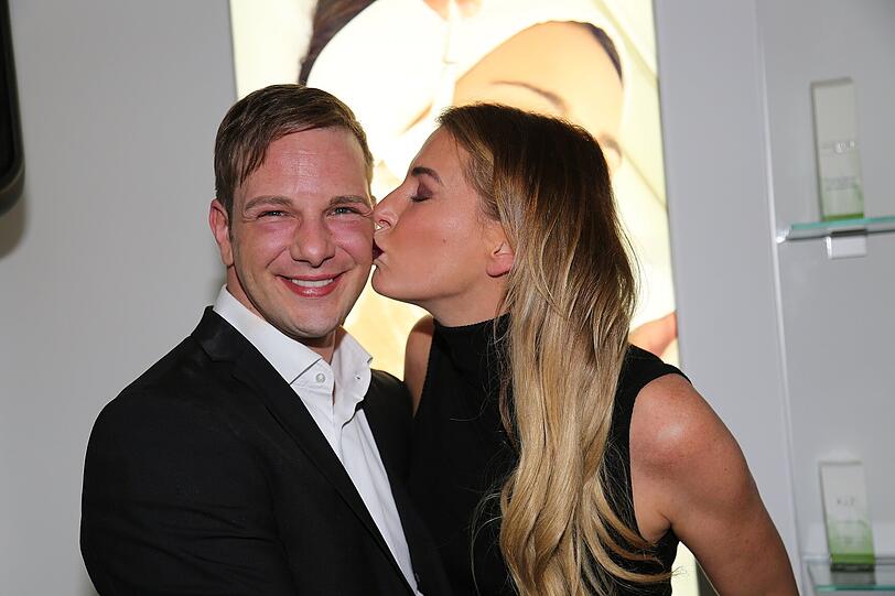 Beauty-Experte Tommy Toro bekommt von DJane Giulia Siegel einen Kuss.