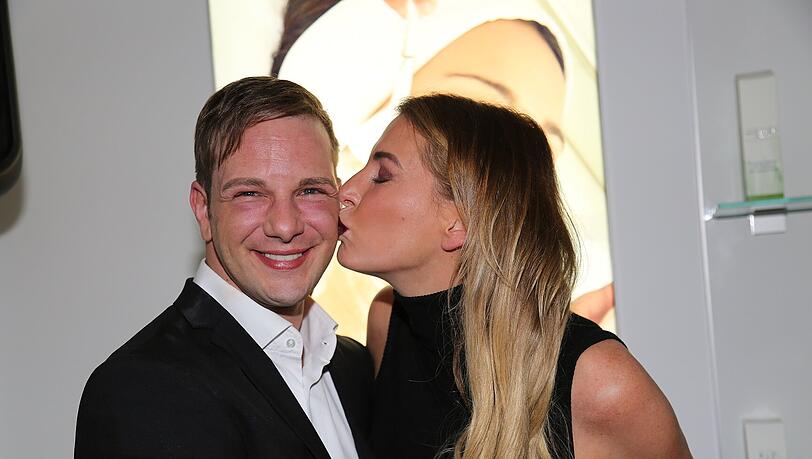Beauty-Experte Tommy Toro bekommt von DJane Giulia Siegel einen Kuss. Beauty-Experte Tommy Toro bekommt von DJane Giulia Siegel einen Kuss.