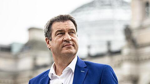 Markus Söder steht kurz vor dem Interview vor dem Reichstagsgebäude.