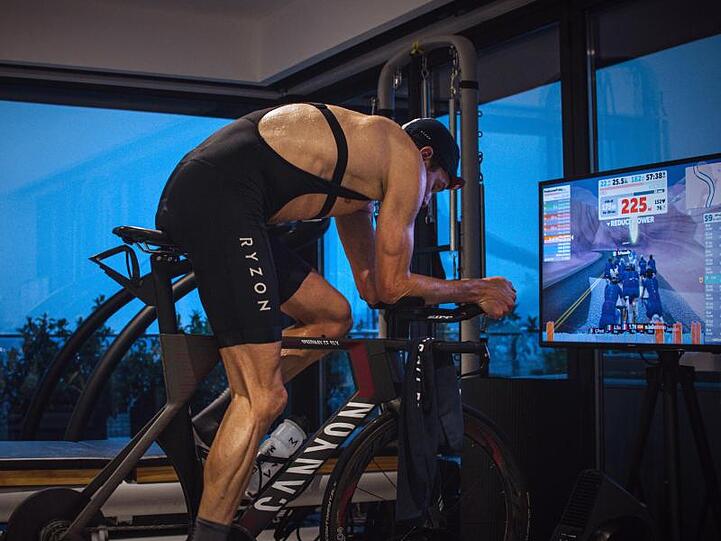 Jan Frodeno trainiert auf einem Smart-Rollentrainer in seinem Haus.