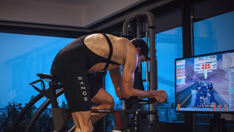 Jan Frodeno trainiert auf einem Smart-Rollentrainer in seinem Haus. Jan Frodeno trainiert auf einem Smart-Rollentrainer in seinem Haus.