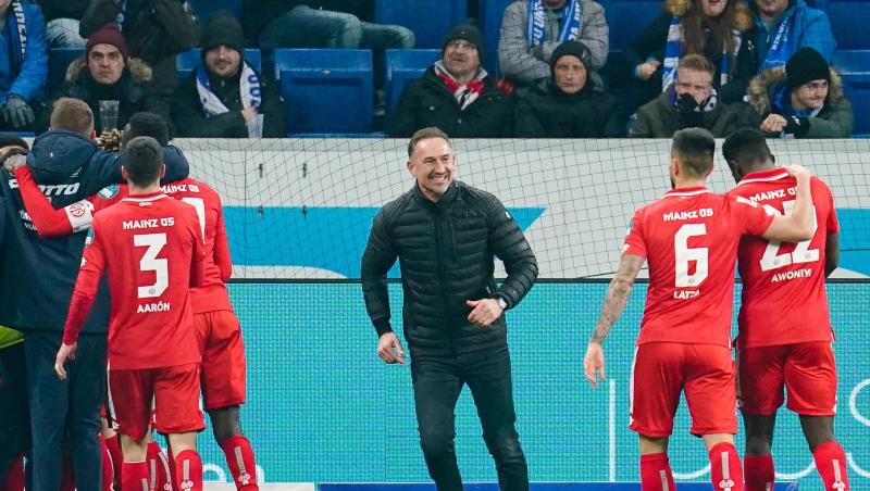 Besser hätte das Trainer-Debüt für Achim Beierlorzer (M) bei Mainz 05 nicht laufen können. Besser hätte das Trainer-Debüt für Achim Beierlorzer (M) bei Mainz 05 nicht laufen können.