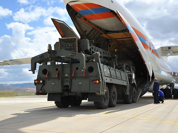 Teile des russischen Raketenabwehrsystems S-400 werden auf dem Luftwaffenstützpunkt Mürted aus einer Antonow entladen.