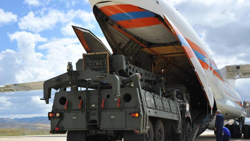 Teile des russischen Raketenabwehrsystems S-400 werden auf dem Luftwaffenstützpunkt Mürted aus einer Antonow entladen. Teile des russischen Raketenabwehrsystems S-400 werden auf dem Luftwaffenstützpunkt Mürted aus einer Antonow entladen.