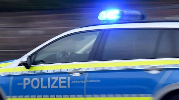 Ein Streifenwagen (Symbolbild). Die Polizei sucht nach dem flüchtigen Fahrer.