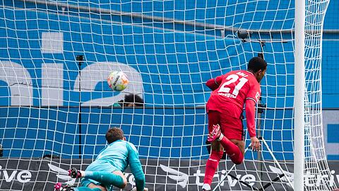Leverkusens Ayman Azhil (r) trifft gegen Frankfurts Torhüter Kevin Trapp zur 1:0-Führung.