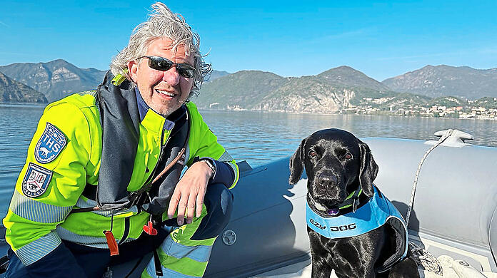 Kai Einfeldt mit seiner Hündin Nala.  Die speziell ausgebildeten Hunde können "Höchstleistung" erbringen.