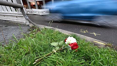 Am Tag nach dem Unfall liegen Rosen am Straßenrand.