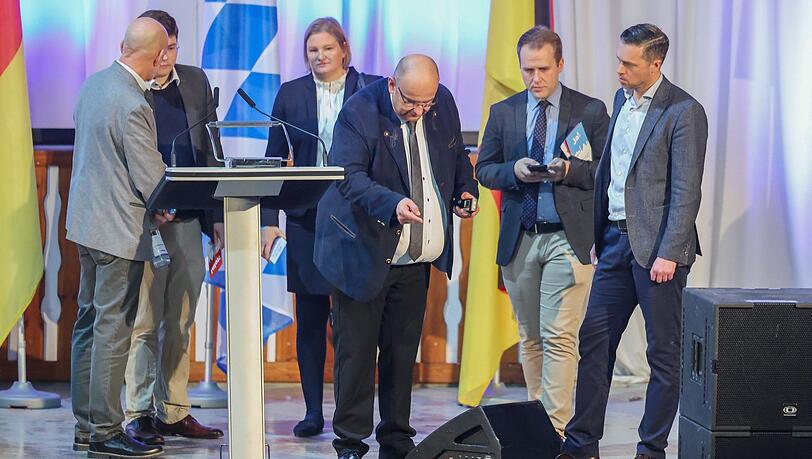Durch die Bayern-AfD geht ein tiefer Riss. Durch die Bayern-AfD geht ein tiefer Riss.