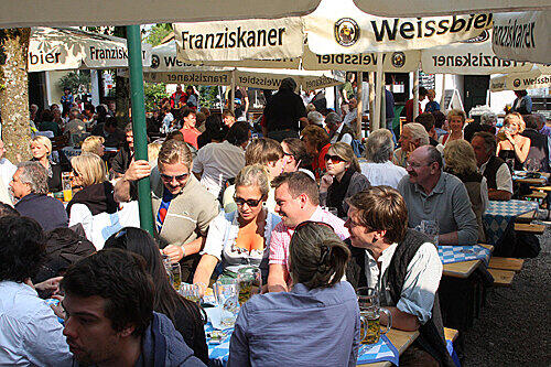 Gemütliches Beisammensein bei Bier und Brezn.