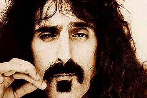 Zwei Wochen vor seinem 53. Geburtstag starb Frank Zappa an Prostatakrebs. Zappa beeinflusste die Rockmusik maßgeblich und war für seinen starken Marihuanakonsum bekannt.