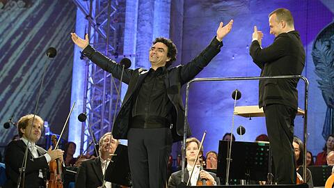 Rolando Villazón in Heldentenorpose.