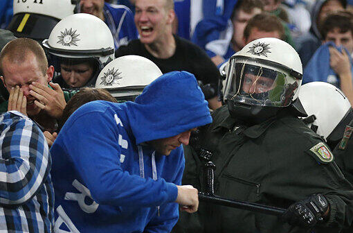Polizei stürmt den Fanblock: Die Bilder vom Schalke-Spiel gegen Saloniki