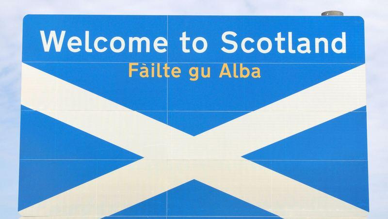 Ein Schild mit der Aufschrift "Willkommen in Schottland" am 11. Juli 2014 auf einem Parkplatz der A1 an der englisch-schottischen Grenze in der Nähe von Berwick-upon-Tweed. Ein Schild mit der Aufschrift "Willkommen in Schottland" am 11. Juli 2014 auf einem Parkplatz der A1 an der englisch-schottischen Grenze in der Nähe von Berwick-upon-Tweed.