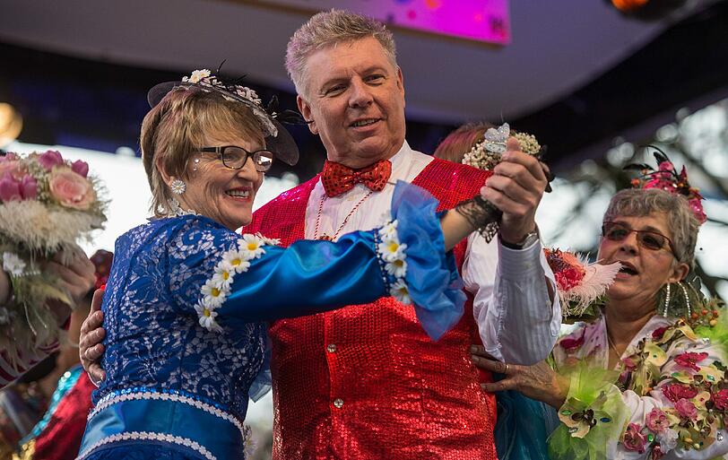 Oberbürgermeister Dieter Reiter, mit SPD-roter Fliege und glitzernd-roter Paillettenweste, hatte das Treiben am Morgen eröffnet.